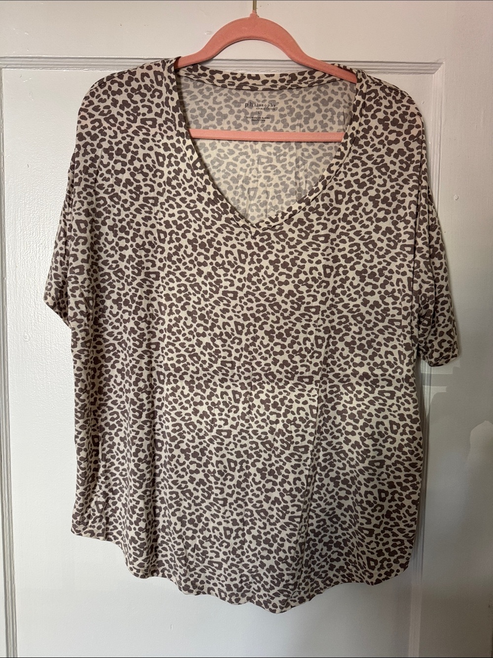 Leopard Print V-Neck Short Sleeve Tee in Taupe and Cream